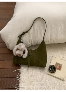 Olivgrüne Hobo-Tasche in Wildlederoptik mit Hasen-Anhänger und zusätzlichem Schultergurt