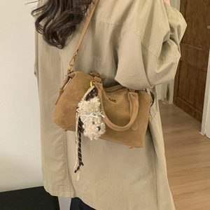 Sac bowling en daim marron avec charm chiot en peluche et ruban décoratif à motifs