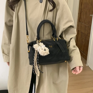 Détails du sac Boston en toile noire avec logo doré et charmant chiot en peluche