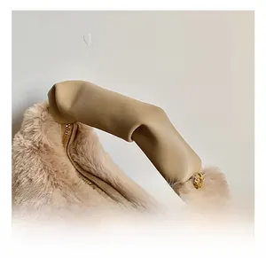Détail de la texture en fausse fourrure kaki et poignée en cuir lisse avec chaîne dorée