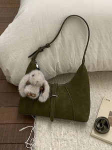 Olivgrüne Halbmond-Schultertasche aus mattem Wildleder mit süßem Hasenanhänger und Riemen