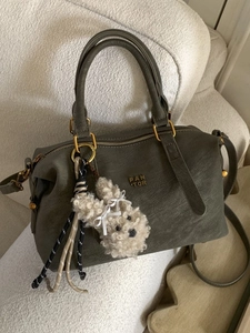 Sac Boston Vintage en Cuir PU pour Femmes Style Coréen Rétro Sac à Bandoulière Oreiller Avec Pendentif en Peluche Sac à Main Élégant
