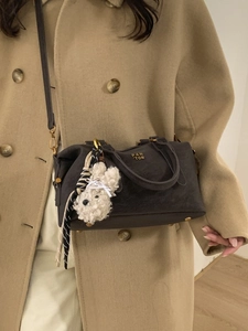 Sac à main vintage rétro gris foncé avec pendentif lapin en peluche et foulard en soie