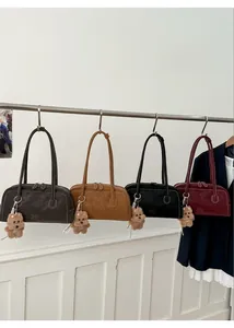 Détails de sacs à bandoulière vintage en quatre couleurs avec breloques d'oursons
