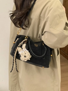 Sac bowling noir vintage avec logo PAN'TOR, breloque lapin en peluche et corde rayée