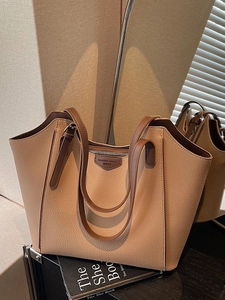 Large capacity latte brown tote bag in pebbled faux leather with fashion patch