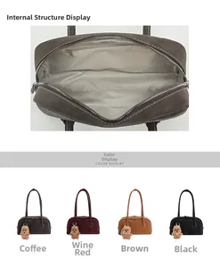 Détail de l'intérieur du sac bowling vintage spacieux et quatre coloris avec charm ours