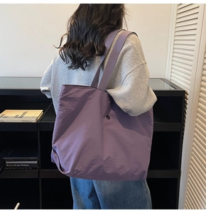 Detail view of the purple large-capacity tote bag with comfortable wide shoulder strap