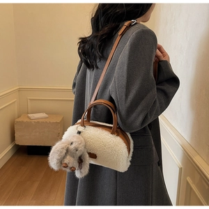Plüsch-Handtasche aus Kunstfell mit Lederbesatz und Hasenanhänger am Blazer