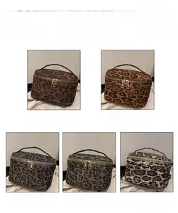 Détails des trousses de maquillage à motif léopard en couleurs café, marron, gris et vert