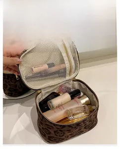 Trousse de maquillage léopard avec intérieur spacieux et poche de rangement en filet
