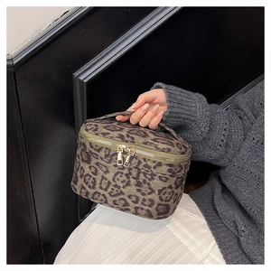 Détails de la trousse de toilette léopard avec fermetures dorées et poignée solide