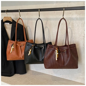 Détails de sacs fourre-tout en cuir tressé avec boucles et charms en perles