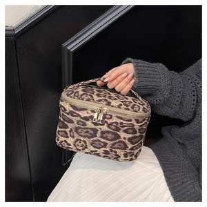 Détails de la trousse de maquillage léopard avec double fermeture éclair dorée et poignée