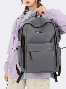 Grand sac à dos gris foncé en nylon pour voyage et campus avec des bretelles ajustables