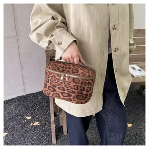 Trousse de maquillage léopard avec double fermeture dorée et poignée large élégante