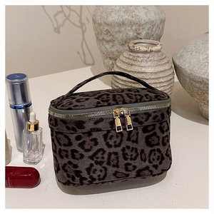 Détail de la trousse de maquillage léopard avec doubles fermetures éclair dorées