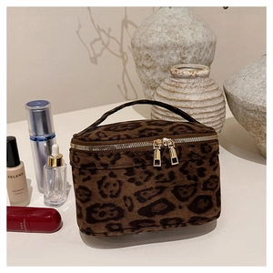 Détails de la trousse à maquillage léopard avec double zip doré et poignée chic