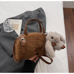 Detail der braunen Plüschtasche mit Fellstruktur, PU-Riemen und süßem Hasenanhänger