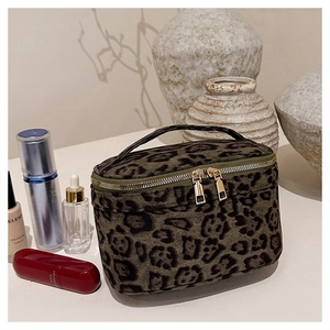 Détail de la trousse de maquillage léopard vert foncé avec fermetures éclair dorées