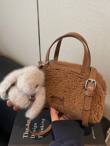 Damen Winter Herbst Plüsch Handtasche Süß Kaninchen Anhänger Kunstfell Umhängetasche Weiche Fleece Crossbody Tasche Kissen Tote