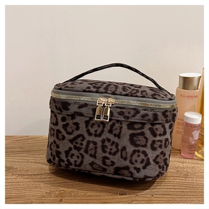 Détail de la trousse à maquillage léopard gris avec fermetures éclair dorées