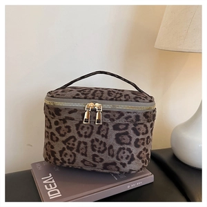 Détails de la trousse à maquillage en peluche léopard avec fermetures éclair dorées