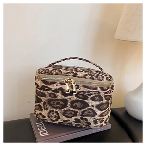 Vue détaillée de la trousse de toilette léopard avec double fermeture et poignée