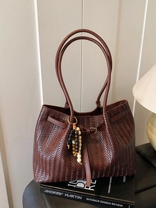 Sac Fourre-Tout Tissé Rétro pour Femmes Grande Capacité Cuir PU Sac à Épaule Avec Charme en Perles de Bois Mode Sac à Main Quotidien