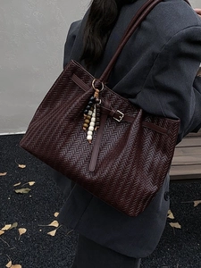 Sac fourre-tout tissé marron foncé en cuir PU avec perles en bois et boucle en métal