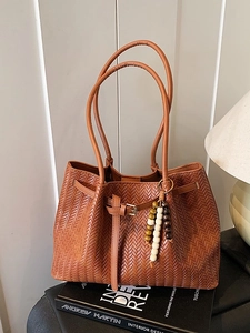 Sac fourre-tout tissé marron avec bretelles réglables et perles de bois colorées femmes