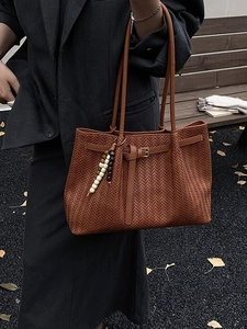 Sac fourre-tout marron en cuir tressé avec breloque perlée dans un style urbain chic