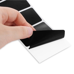 Pelado de una pegatina rectangular negra impermeable de PVC desde el papel protector