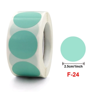 Détail d'un rouleau d'autocollants ronds vert menthe de 2,5 cm avec taille et modèle F-24