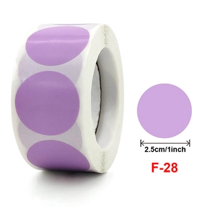 Détail des étiquettes adhésives rondes violet lavande de 2,5 cm en rouleau de scellage