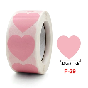 Détail des étiquettes autocollantes coeur rose de 2,5 cm avec indication de dimension