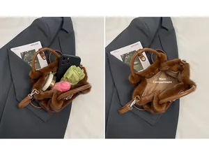 Braune Plüschhandtasche zeigt das Hauptfach und den Stauraum für den Alltag