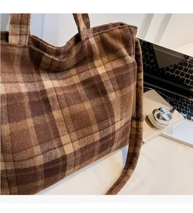 Vue détaillée du sac cabas à carreaux marron en tissu chaud et épais pour l'hiver