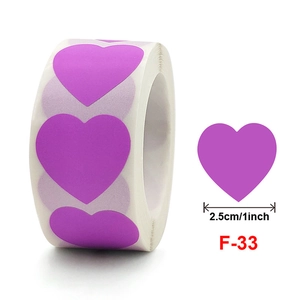 Détail d'autocollants décoratifs cœur violet mat de 2,5 cm en rouleau pour emballage