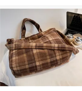 Détail du sac cabas en flanelle à carreaux marron avec texture en peluche et poignées