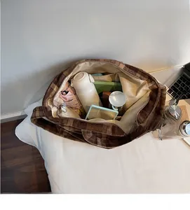 Vue de dessus d'un grand sac cabas à carreaux marron montrant son intérieur spacieux