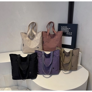 Grands sacs cabas en toile disponibles en beige, rose, noir, violet et café chic