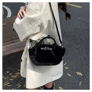 Bolso de moda en piel sintética negra con hebilla plateada y abrigo beige