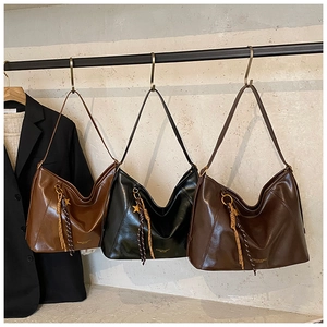 Trois grands sacs cabas en similicuir en beige, noir et marron avec détail pompon