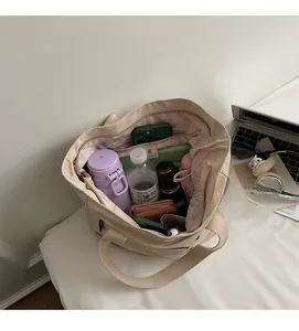 Vue détaillée du sac cabas en toile avec grande capacité et poches de rangement