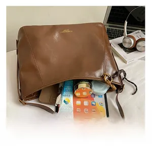 Vue détaillée de l'intérieur du sac hobo marron vintage offrant un grand espace de rangement