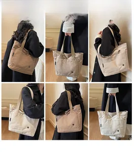 Mise en page de cabas en toile kaki et beige avec poches latérales fonctionnelles