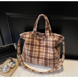 Détail du tissu en tweed à carreaux et de l'anse de ce grand sac cabas de haute capacité