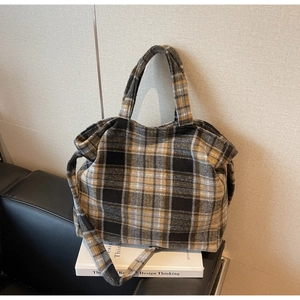 Détail du sac cabas à carreaux classique en laine avec une bandoulière réglable