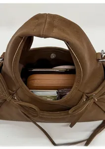 Vue intérieure du sac à main en daim marron montrant le rangement pour accessoires